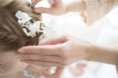 Profesyonel stilist düğün saç modeli erkek saç gerçekleştirir