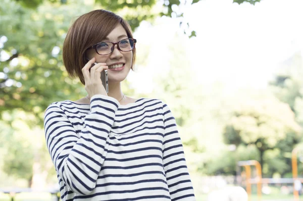 Riendo joven mujer hablando en el teléfono móvil Fotos de stock