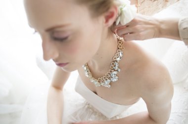 Gelin, boynundaki kolye