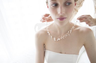 Gelin, boynundaki kolye