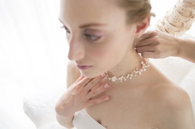 Anne ona düğün töreni için hazırlanıyor gelin takı üzerinde koymak için yardımcı olur