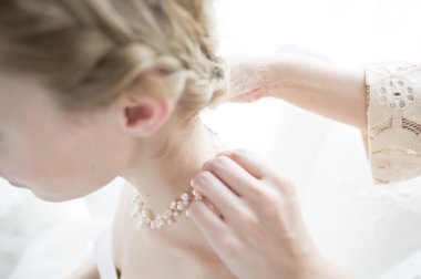 bir gelinlikle güzel kadın