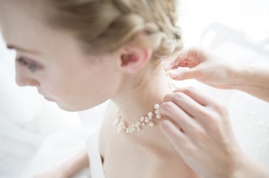 Gelin giyiyor inci kolye