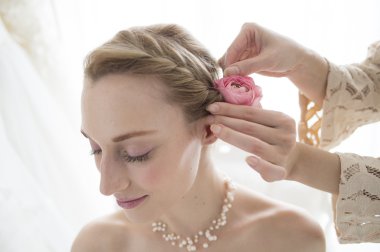 Gelin, çiçek buketi kafasına koymak