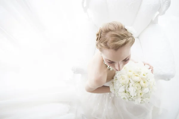 Bride with white bouquet — Stock Photo, Image