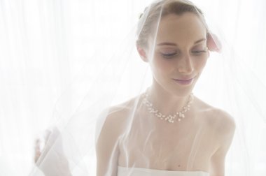 Gelin hafifçe gülümsüyor