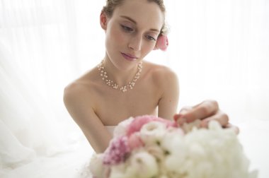 elinde güzel düğün çiçekleri