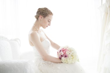 Sandalyede oturan güzel esmer gelin