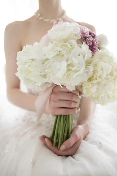 Braut mit weißem Brautstrauß aus Rosen und Liebesblume — Stockfoto