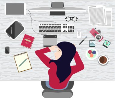 Çalışma tablosu üzerinde bir şekerleme alarak bir kadın.