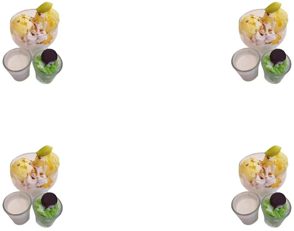ココナッツミルク ココナッツミルク ピーナッツ バニラアイス 食用人工マンゴー ジグザグペースト チョコレートオレオ 白の背景を持つ明確なガラスで マンゴー付きアイスクリーム — ストック写真