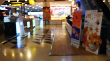 Soldan sağa dönüyor, bulanık ve bokeh. Bangkok 'taki mağazalar. Tayland. Akşam işten sonra. Çok az insan alışveriş yapıyor. Covid salgını yüzünden. acil durum.