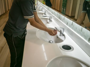 Erkekler ellerini umumi tuvaletlerde, alışveriş merkezlerinde yıkarlar. Salgını önlemek için..