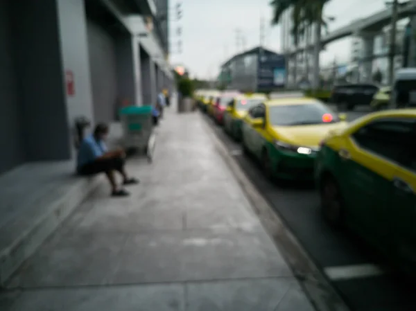 Los Taxistas Esperan Los Pasajeros Junto Centro Comercial Taxis Estacionados —  Fotos de Stock