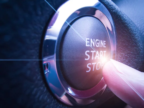 Yeni çalıştırma sistemi, siyah, paslanmaz çelik parmaklıklı dış çerçeve tuş takımı. Parmak uçlarında, perspektifinde ya da eğimli bir görüşünde lens parlaması var..