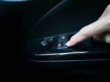 Arabanın içindeki kapı açma düğmesine bas, siyah kontrol paneline..