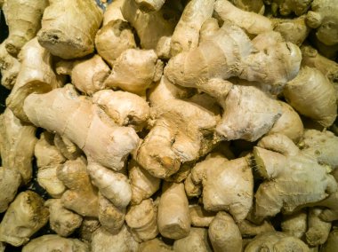 Yüksek açılı. Tayland 'da bir süpermarkette istiflenmiş Fawn rengi zencefil (Zingiber officinale).