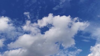 Görüntü, yüksek açı, mavi gökyüzü, beyaz bulutlar yavaşça rüzgarda sürükleniyor, Tayland