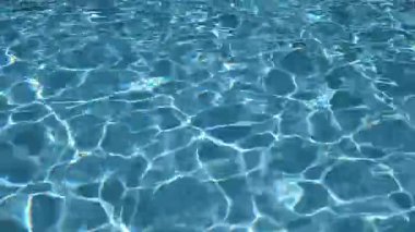 Yavaş çekim video 4K. Su yüzeyine yansıyan güzel güneş ışığı