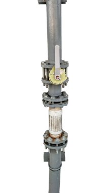 Manüel manivela vanası bulunan endüstriyel gri drenaj borusu cıvata eklemleri ve esnek metal örgülü hortum bölümü tesisat ve mühendislik kullanımı için beyaz arka planda izole edilmiş.