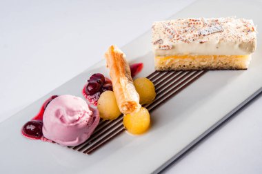 Damak tadı için hafif bir tatlı.