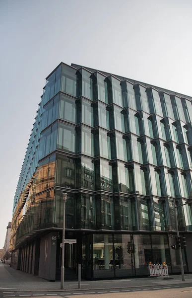 Modern mimari cam cephe eski mimariyi yansıtır. Berlin, Almanya. Dikey fotoğraf.