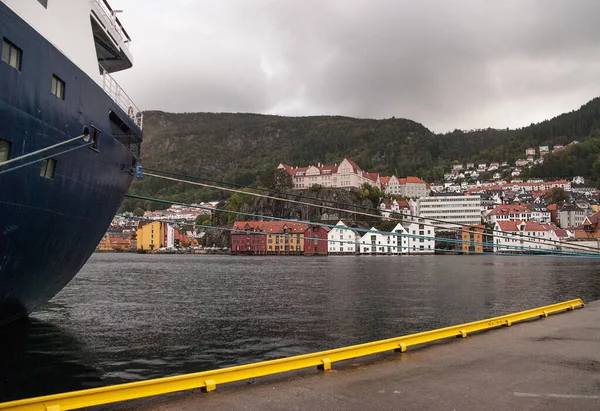 Norveç, Bergen limanındaki bir yolcu gemisinin parçası. Arka planda eski deniz evleri ve konutlar.