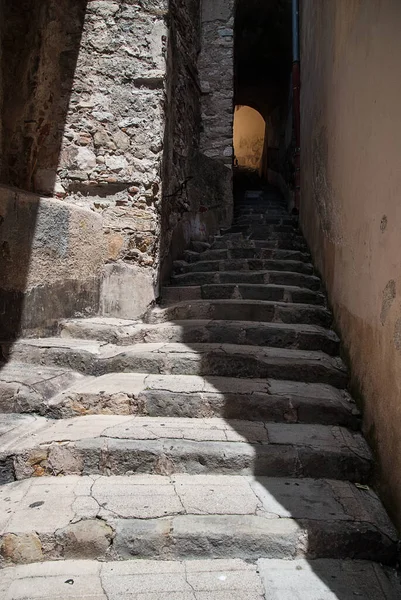 Aydınlık ve gölgeli taş merdivenler. Dikey fotoğraf.