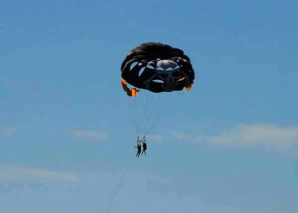 Dvě Osoby Paraglidující Modré Obloze Cagnes Sur Mer Francie — Stock fotografie