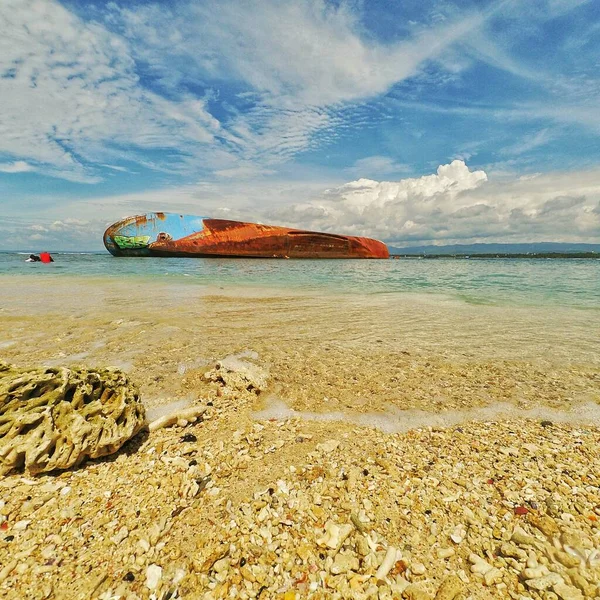 Pangandaran Sahilinde Gemi Karaya Oturdu — Stok fotoğraf