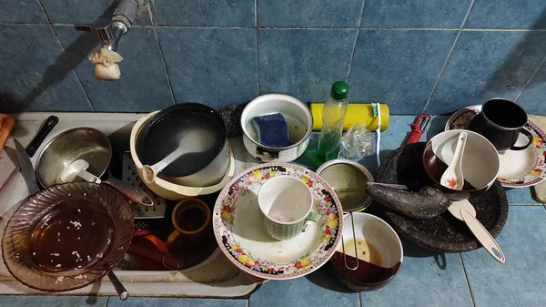 Foto Platos Sucios Vasos Que Han Estado Acumulando Durante Dos — Foto de Stock