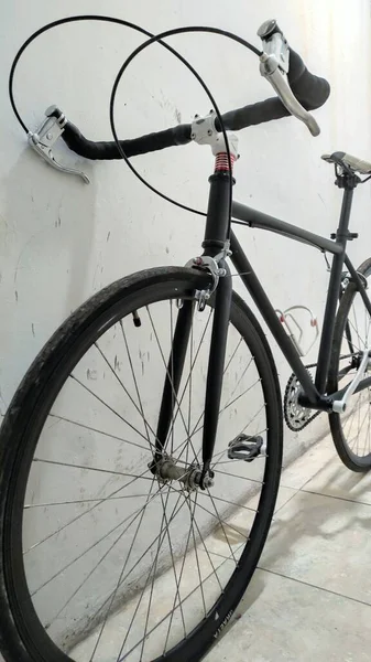 Foto Uma Bicicleta Fixa Preta Estacionada Corredor Minha Casa — Fotografia de Stock