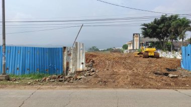 Cikancung, Batı Java, Endonezya - 11 Haziran 2021: Cikancung 'da bulunan yeni bir fabrikanın inşaat alanında park halindeki bir yük aracının fotoğrafı