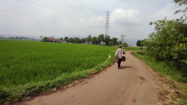 Cikancung, West Java, Endonezya - 11 Haziran 2021: Cikancung bölgesinde hizmet ekipmanları taşıyan bir ayakkabı satıcısı fotoğrafı