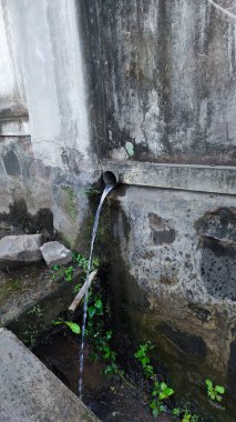 Cikancung bölgesindeki evin dışındaki kanalizasyonun fotoğrafı.