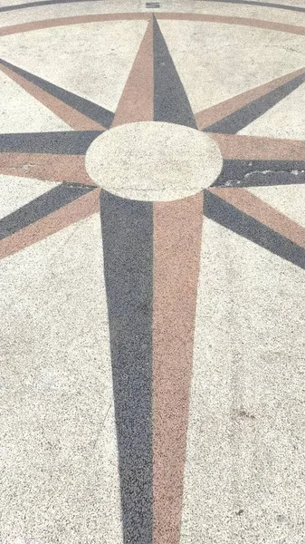 コンパスパターンのあるCicalengka広場の床の写真 — ストック写真