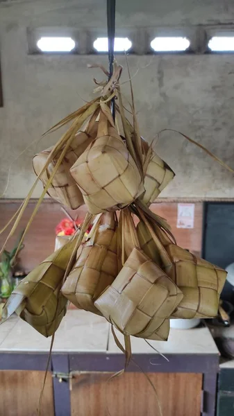 Zdjęcie Tradycyjnego Ryżu Ketupat Żywności Która Jest Zawieszona Powyżej Więc — Zdjęcie stockowe