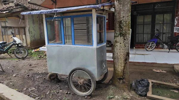 Foto Van Een Lege Kar Voor Een Huis Een Boom — Stockfoto