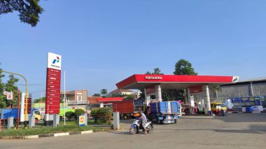 Cikancung, Endonezya - 19 Haziran 2021: Cikancung-Majalaya karayolu bölgesindeki büyük bir benzin istasyonunun fotoğrafı