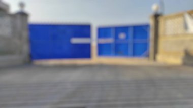 Mavi kapının bulanık arkaplanının soyut odaklanmış bulanık arka planı 