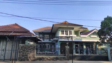 Cikancung, Batı Java, Endonezya - 19 Haziran 2021: Cikancung-Majalaya otoyolunun kenarındaki büyük bir evin fotoğrafı