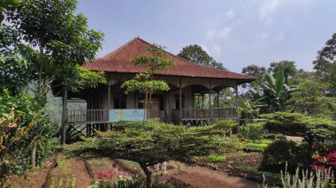 Cikancung, Endonezya - 24 Mayıs 2021: Cikancung Tepesi bölgesinde bulunan tahta bir evin fotoğrafı.