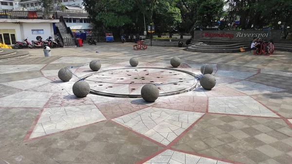 Foto Uma Coleção Pedras Redondas Meio Parque Cikapundung Bandung — Fotografia de Stock