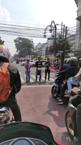 印度尼西亚万隆 2021年5月20日 万隆广场地区四名街头歌手在交通堵塞中歌唱的照片 — 图库照片