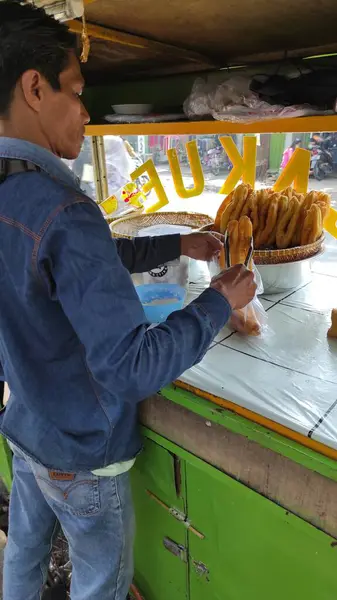 Cicalengka Indonesien Mai 2021 Foto Eines Frittierten Brotverkäufers Bei Der — Stockfoto