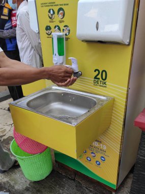 Lavaboda sabunla ellerini yıkamak. Sağlık protokolü 19 'a göre...