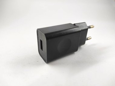 Siyah akıllı telefon şarj aleti kafası küçük stüdyoda beyaz arkaplanda izole edilmiş.