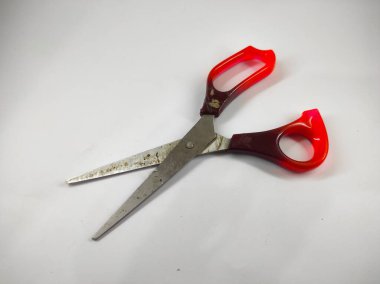 Küçük bir stüdyoda beyaz bir arka planda paslanmaz makas.