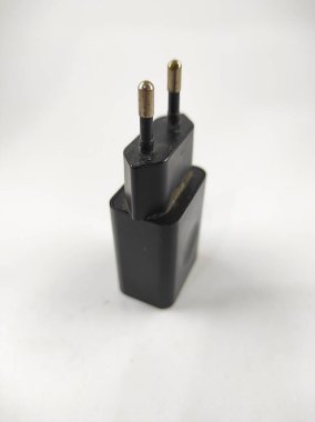 Siyah akıllı telefon şarj aleti kafası küçük stüdyoda beyaz arkaplanda izole edilmiş.