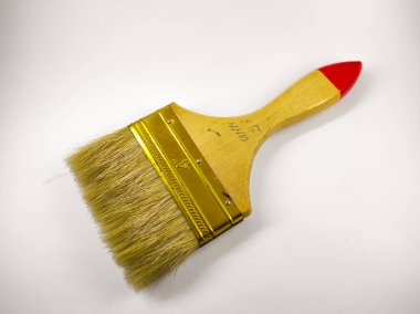 Boya fırçasının fotoğrafı küçük stüdyoda beyaz arka planda izole edilmiş.